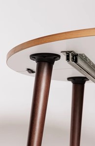 Кухонный раздвижной круглый стол Шпон Ореха д. 100 см МДФ ножки вишня в Тюмени - предосмотр 4